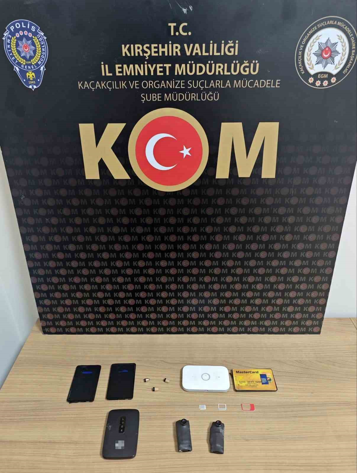 Kırşehir&rsquo;de ehliyet sınavında kulaklarındaki d&uuml;zenekle yakalandılar
