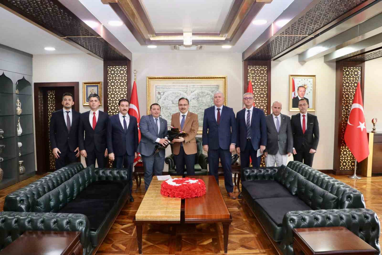 Siirt Valisi, vergi haftası dolayısıyla defterdarlık heyetini ağırladı