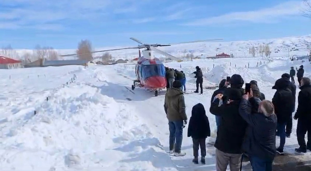 Yolu karla kapanan köydeki hastanın yardımına ambulans helikopter yetişti