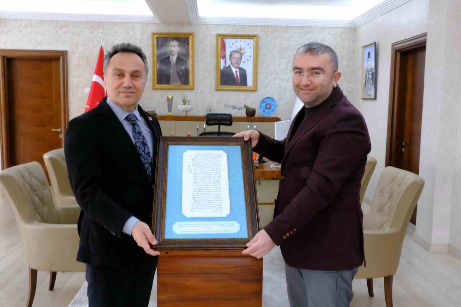 TOGÜ Rektörüne dedesinin şehit belgesi hediye edildi