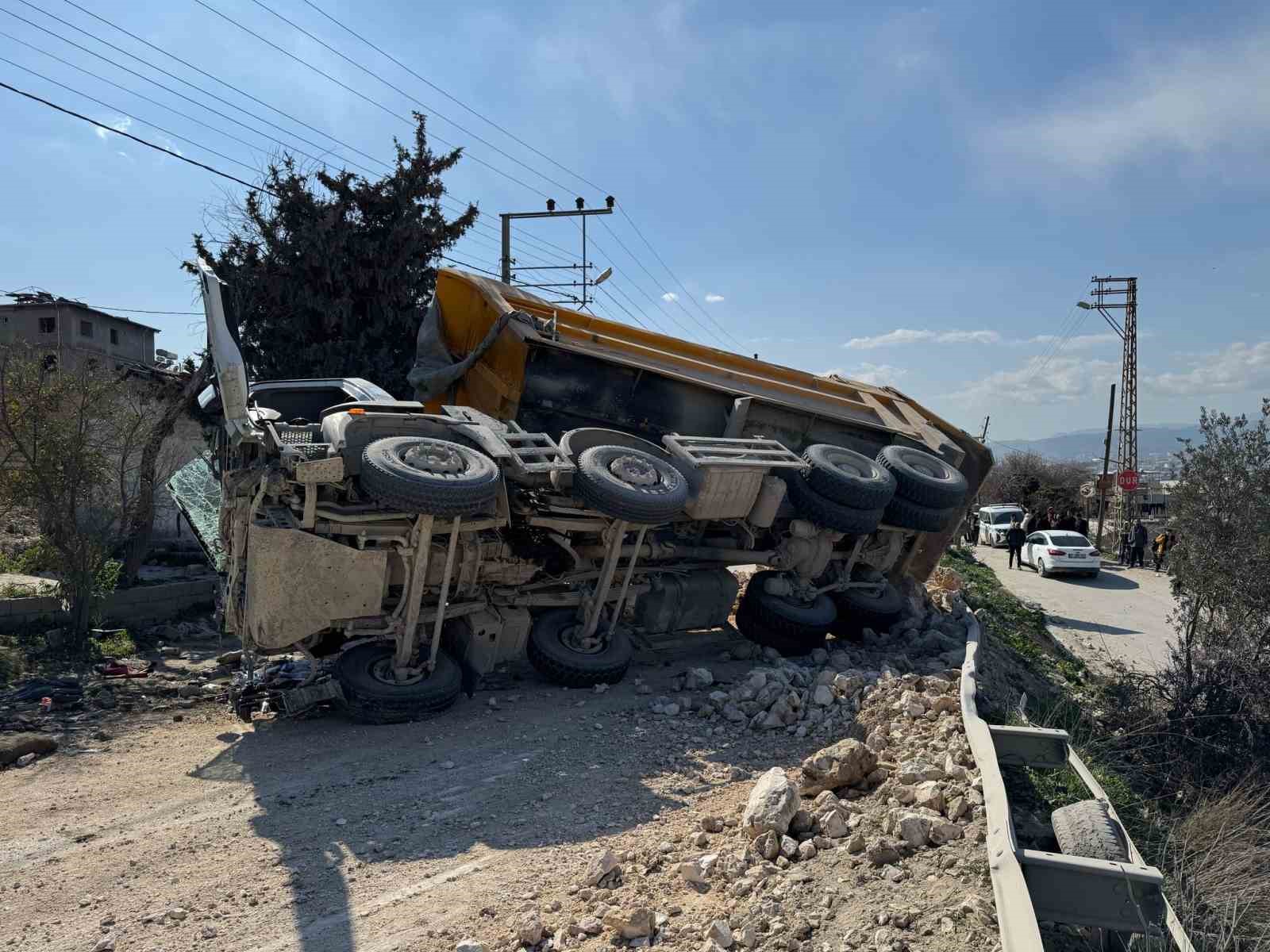 Antakya&rsquo;da devrilen hafriyat kamyonunun s&uuml;r&uuml;c&uuml;s&uuml; yaralandı

