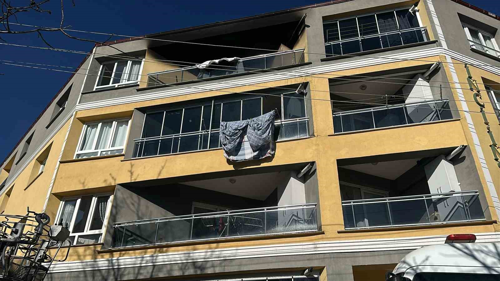 Uşak&rsquo;ta evde &ccedil;ıkan yangında 1 kişi yanarak hayatını kaybetti
