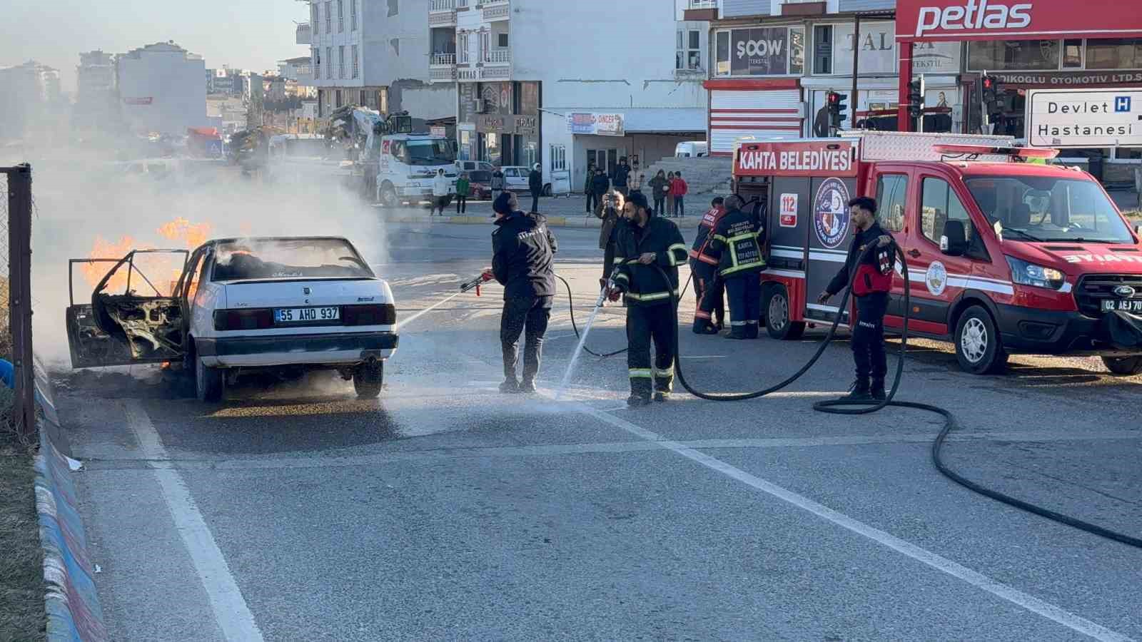 Seyir halindeki araç alev alev yandı
