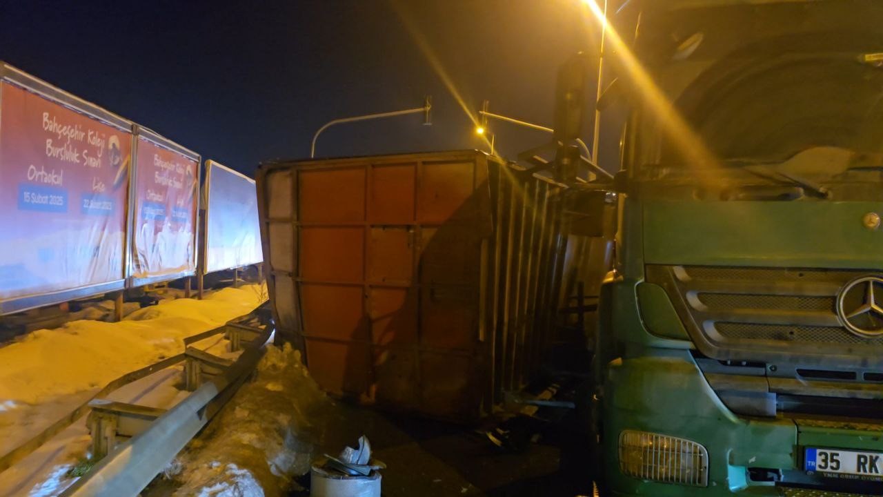 Zonguldak’ta canlı hayvan taşıyan kamyon devrildi, onlarca tavuk telef oldu