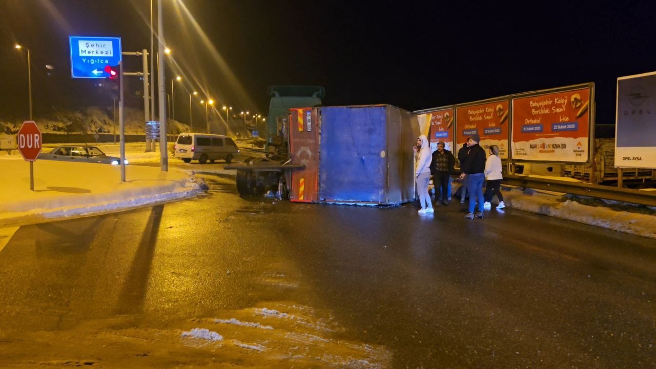 Zonguldak&rsquo;ta canlı hayvan taşıyan kamyon devrildi, onlarca tavuk telef oldu
