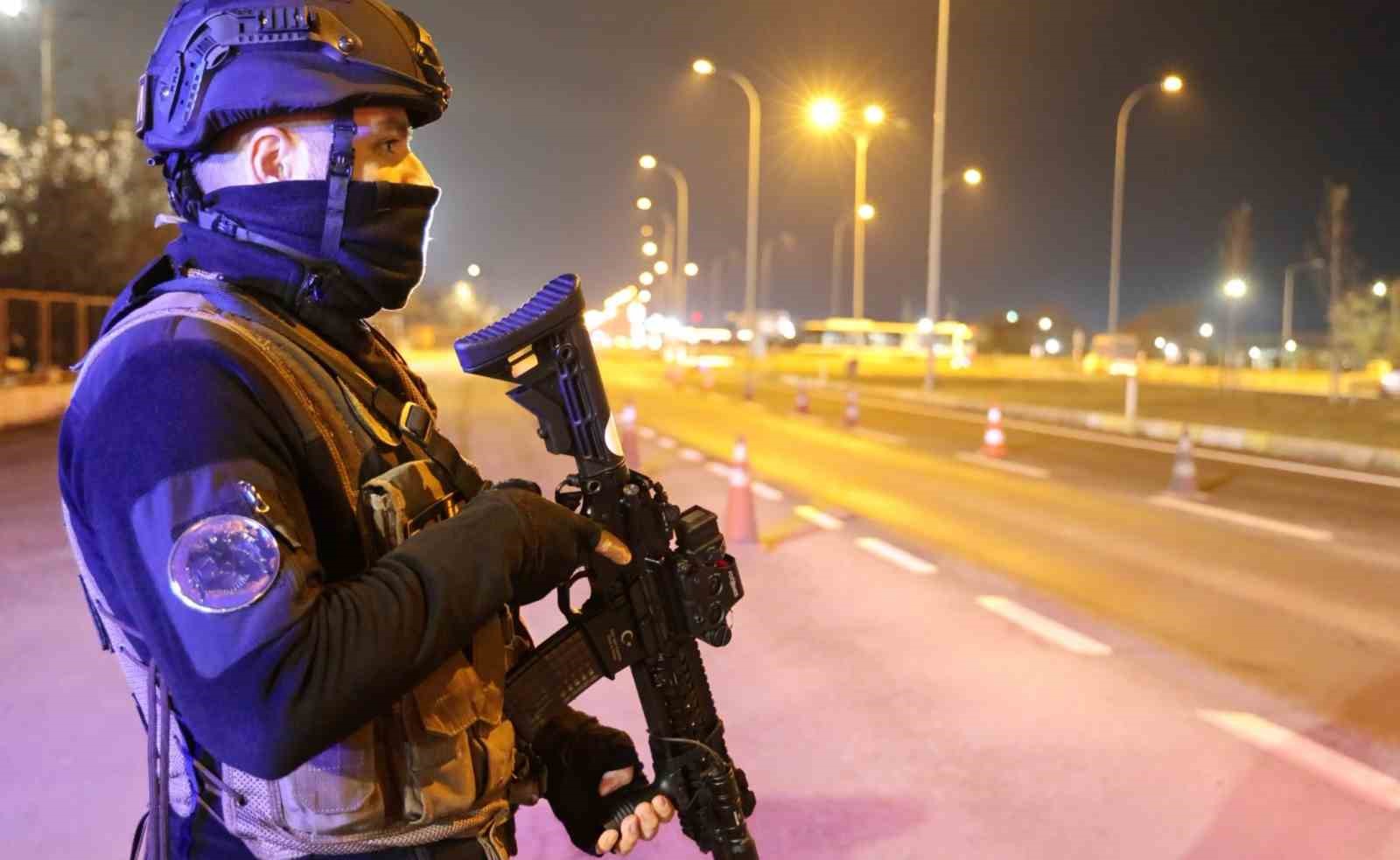 Aksaray polisinden eksi 12 derecede denetim