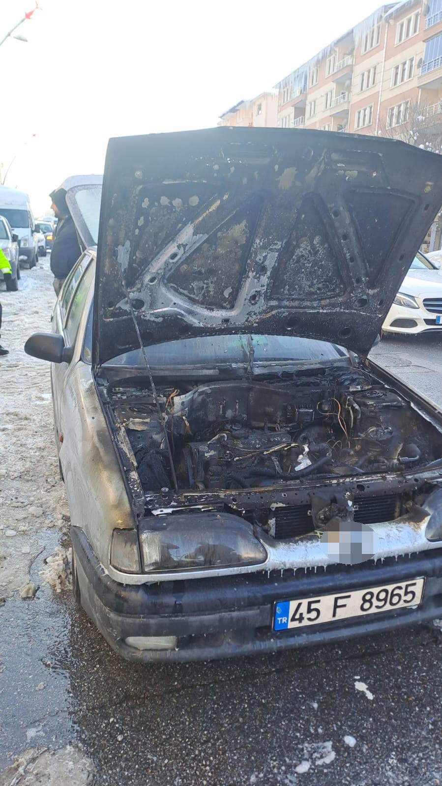 Muş&rsquo;ta seyir halindeki otomobil alev aldı
