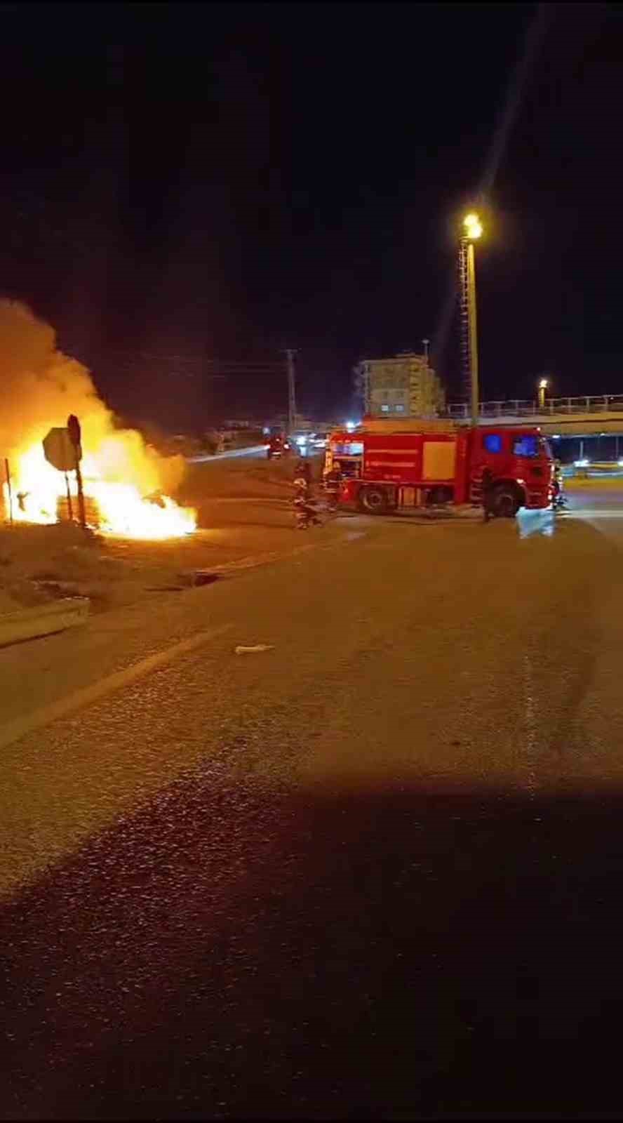 Seyir halindeyken yanmaya başlayan Tofaş otomobil alevlere teslim oldu
