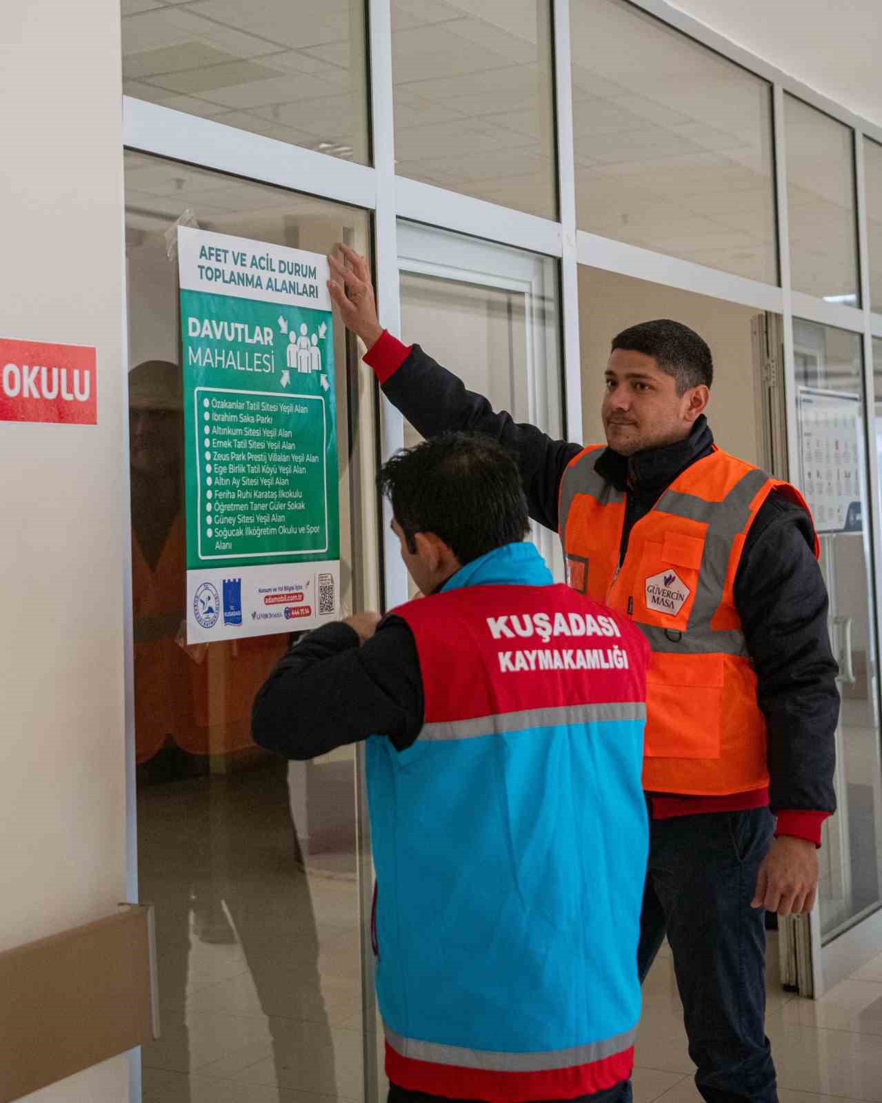 Kuşadası’nda afet toplanma alanlarıyla ilgili afişli bilgilendirme
