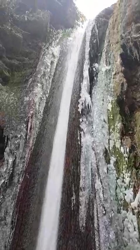 Değirmende Şelalesi soğuk havanın etkisiyle kısmen dondu
