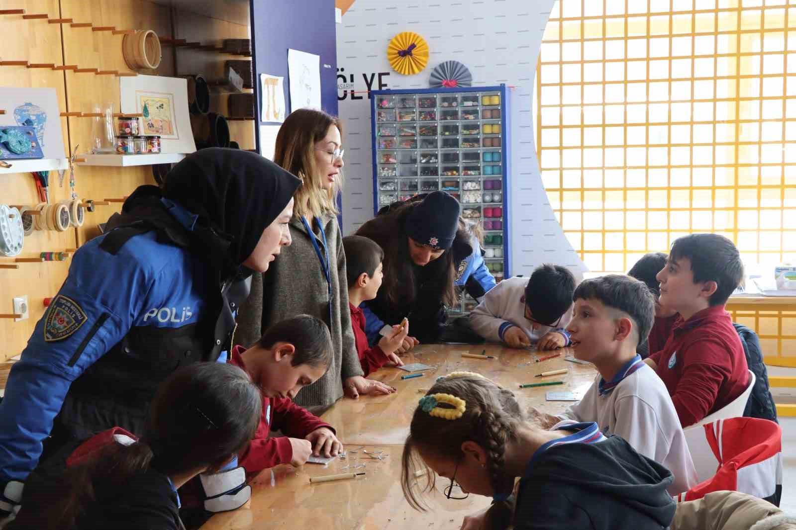 500 öğrenciye bilgilendirme broşürü