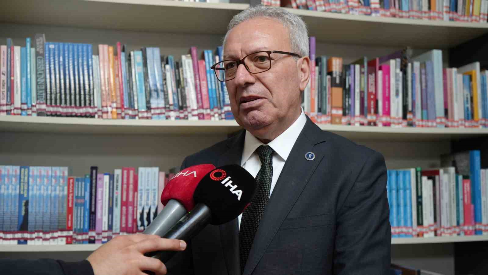 Sunay Akın, "Koyu Mavi Memleket Kumaşı" kitabını okurlarla buluşturdu