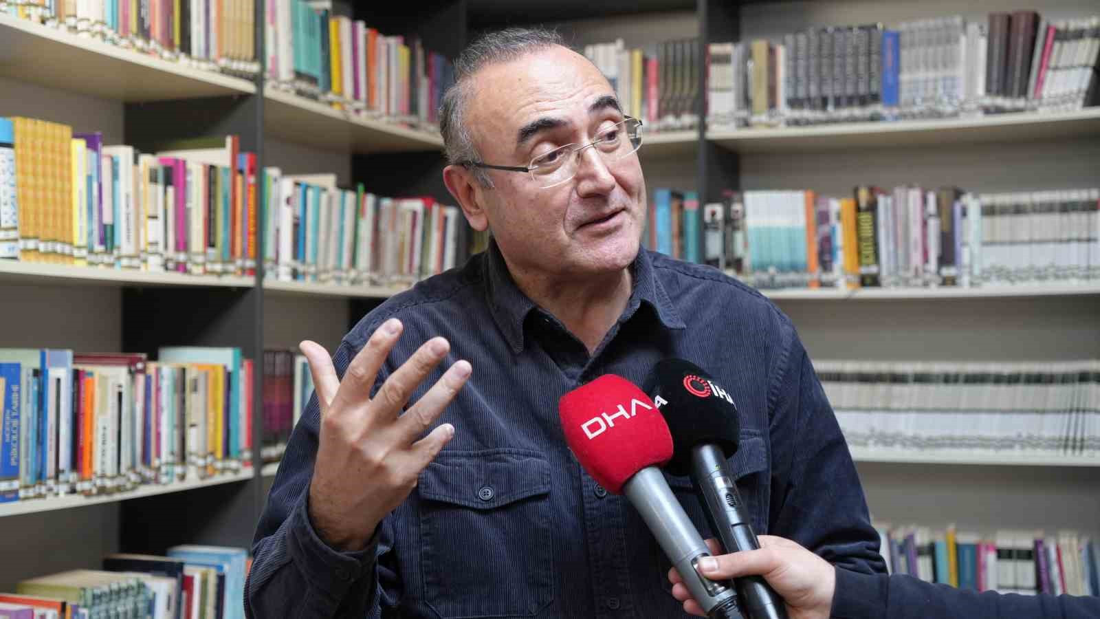 Sunay Akın, "Koyu Mavi Memleket Kumaşı" kitabını okurlarla buluşturdu
