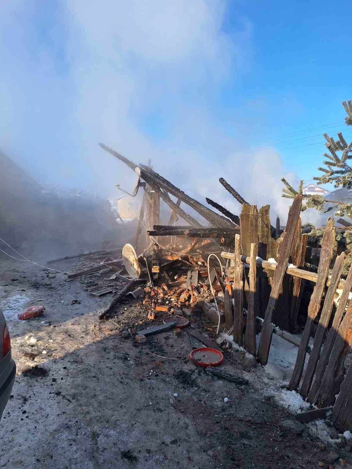 Bolu’da 10 kişinin yaşadığı 2 katlı ev küle döndü: 1 ölü, 1 ağır yaralı
