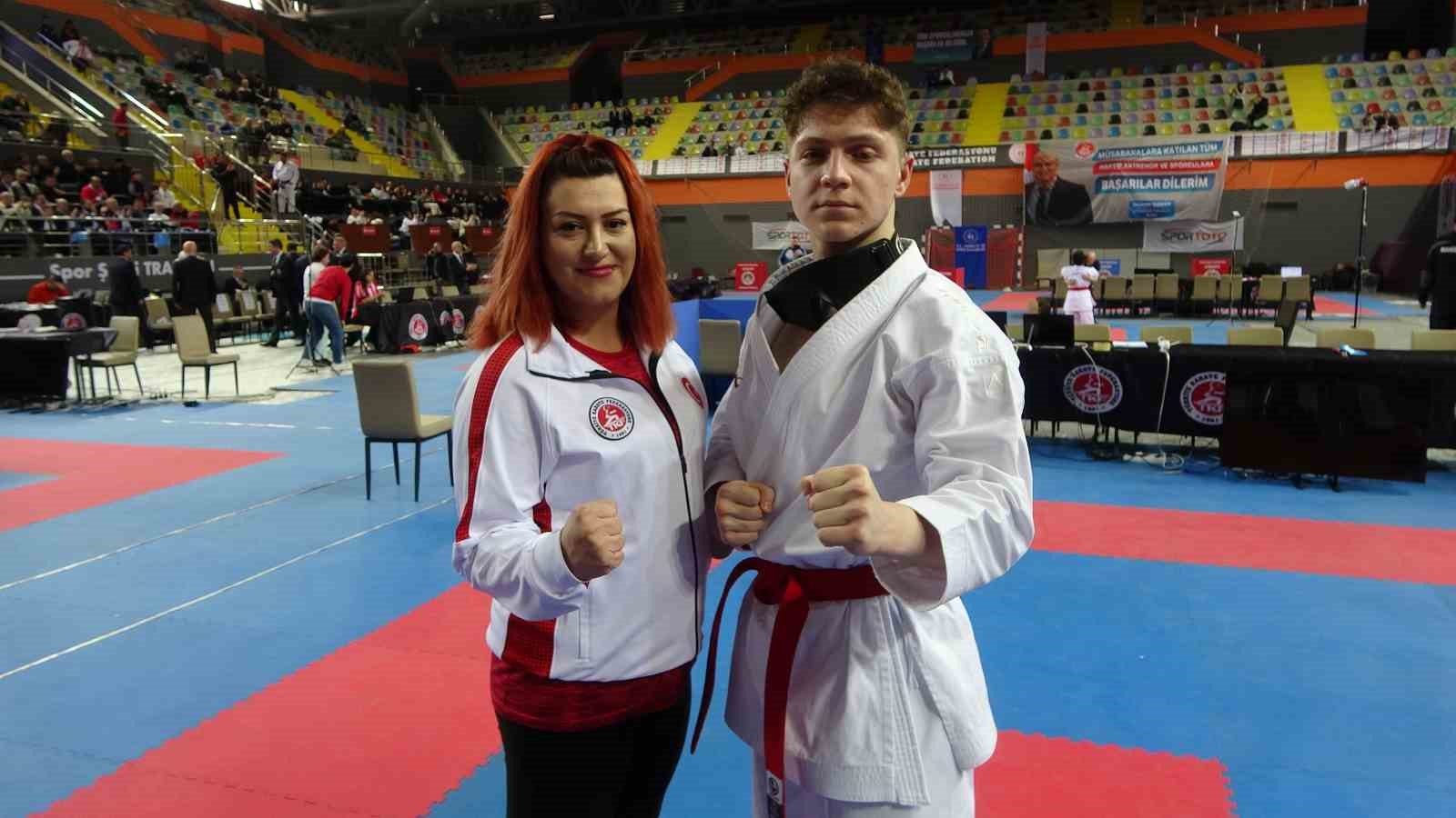 Karate ile engellerini unutuyorlar
