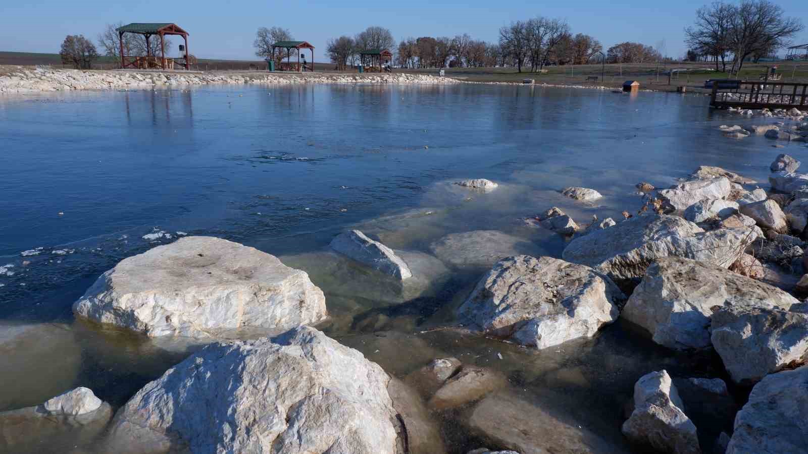 Edirne’de göletler buz tuttu
