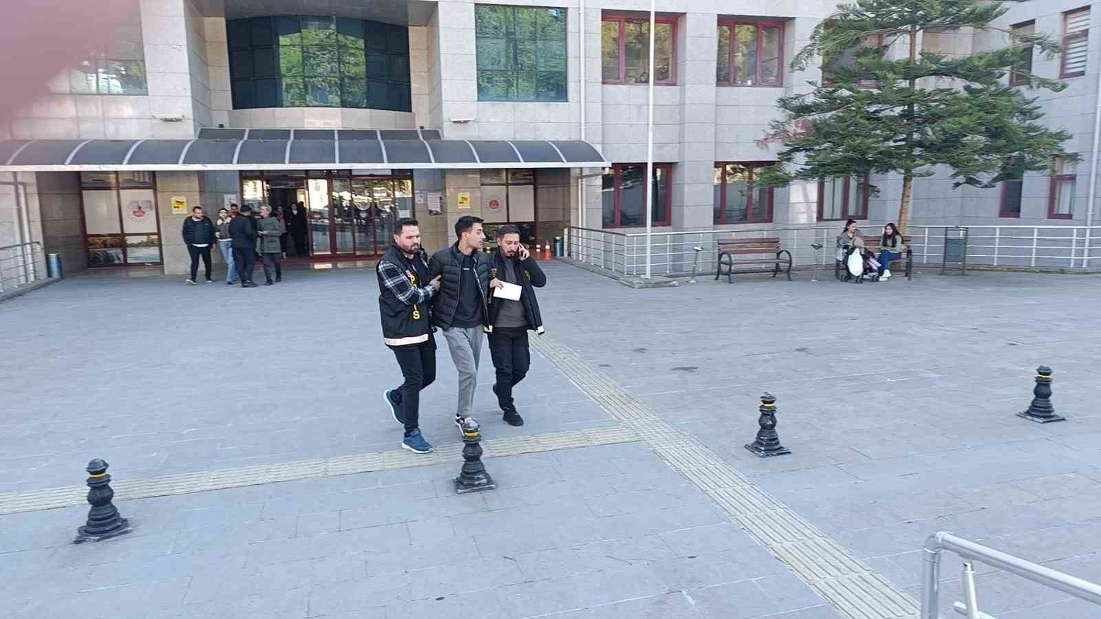 Uyuşturucu etkisinde kullandığı otomobille ortalığı savaş alanına &ccedil;eviren avukat tutuklandı
