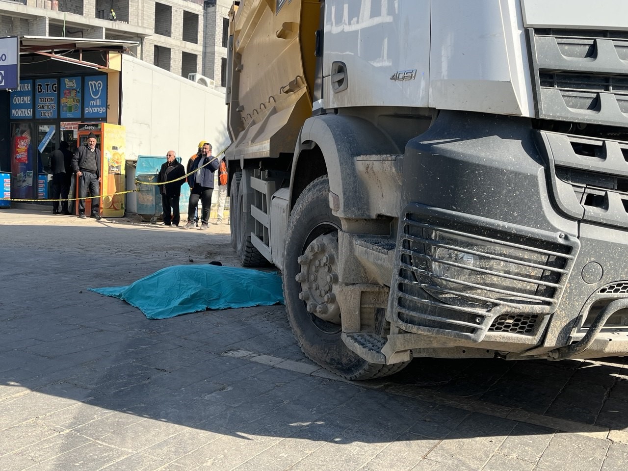 Hafriyat kamyonunun altında kalan yaşlı vatandaş can verdi