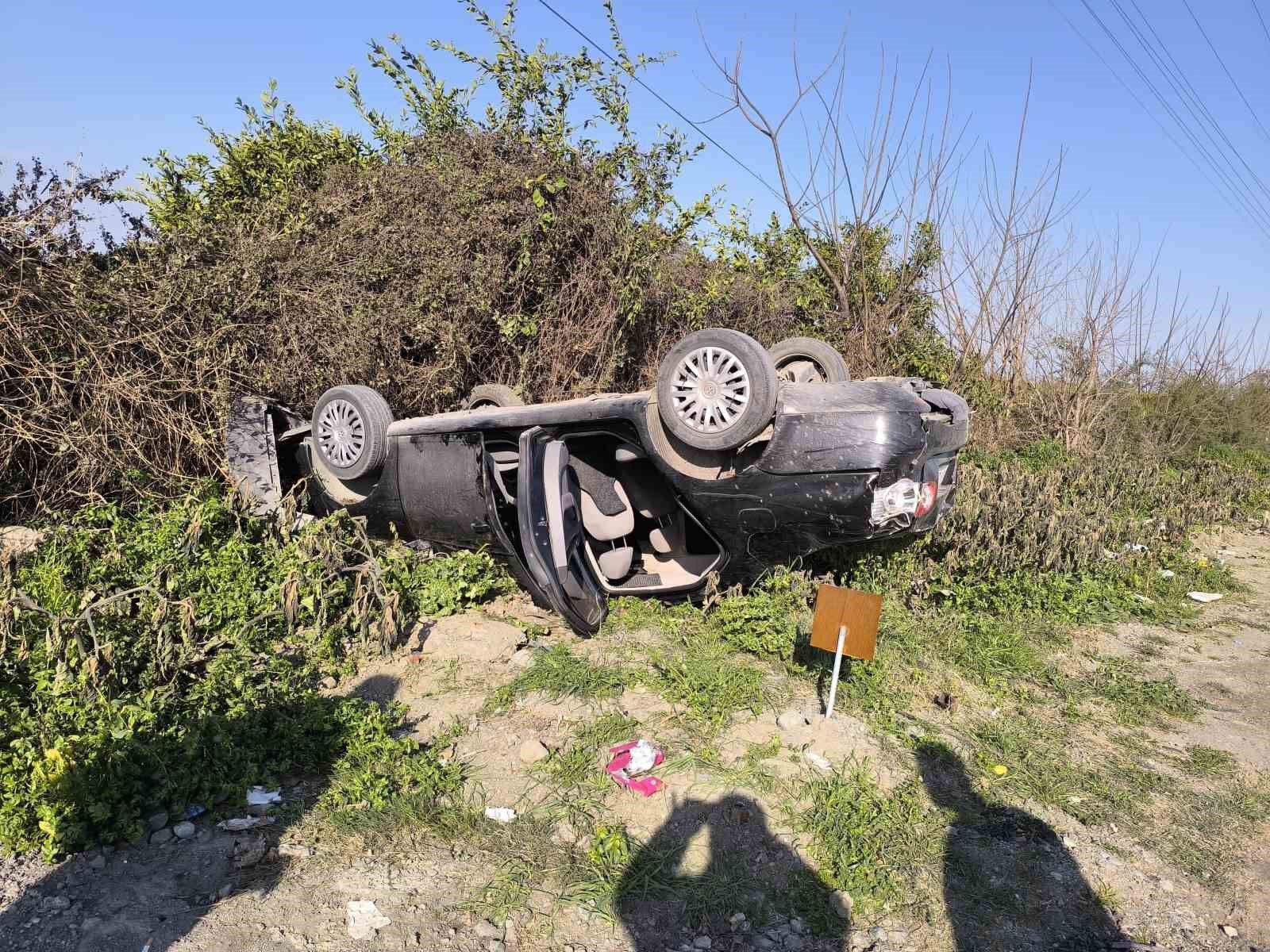 D&ouml;rtyol&rsquo;da ters d&ouml;nen otomobilin s&uuml;r&uuml;c&uuml;s&uuml; yaralandı
