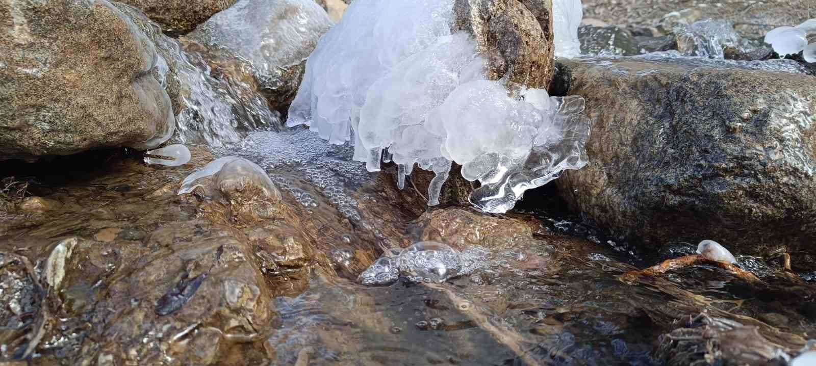 Yozgat’ta nehirdeki buzlar ayak parmaklarına benzetildi
