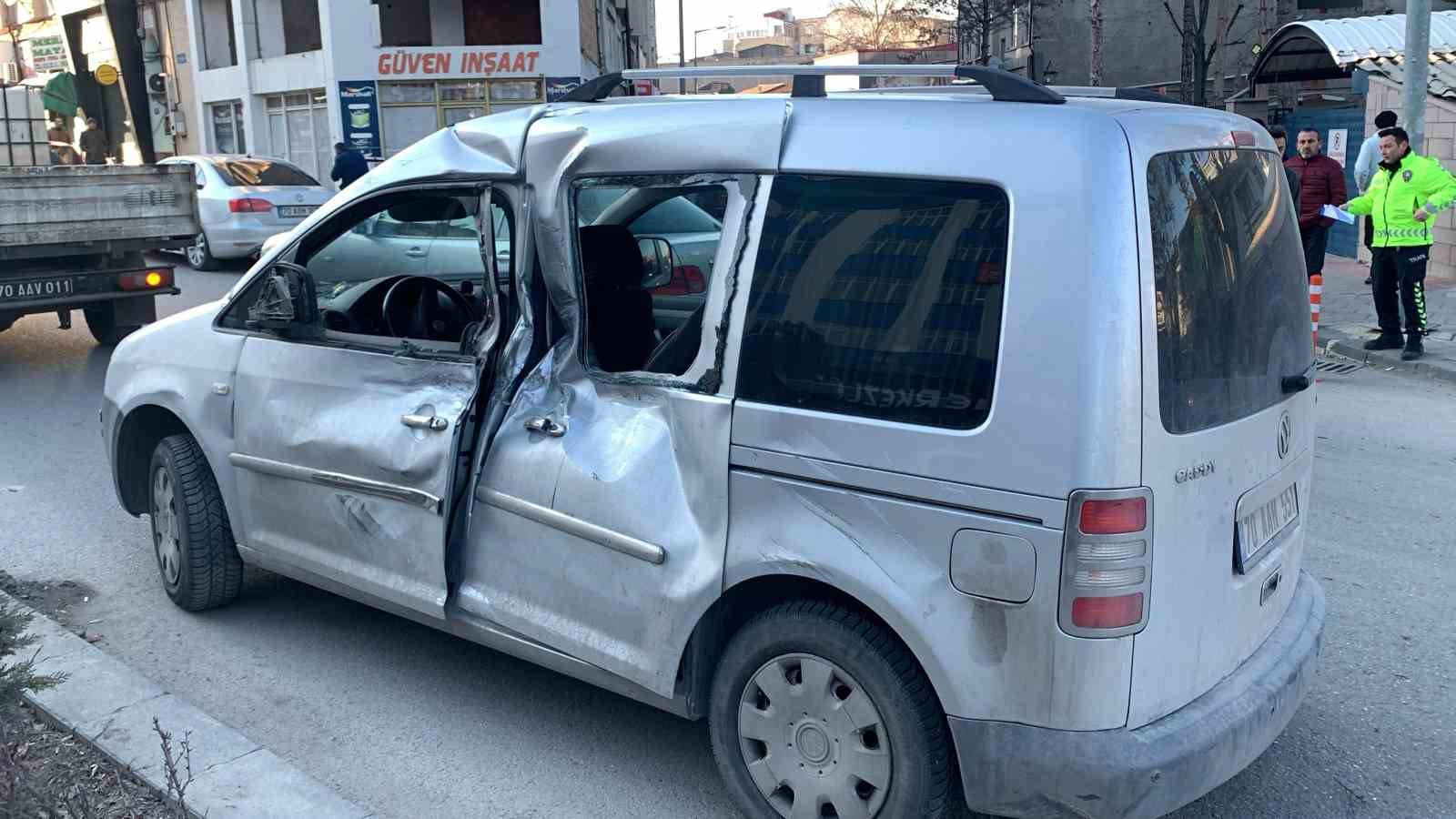 Karaman&rsquo;da karşı şeride ge&ccedil;en kamyonet iki araca &ccedil;arparak durabildi
