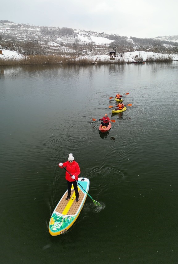 Beyaza b&uuml;r&uuml;nen Fatsa Gaga G&ouml;l&uuml;, kanolarla renklendi
