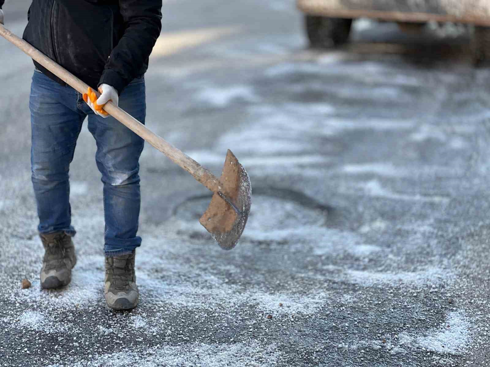 Belediye ekipleri, buzlanmaya karşı tuzlama &ccedil;alışması ger&ccedil;ekleştirildi
