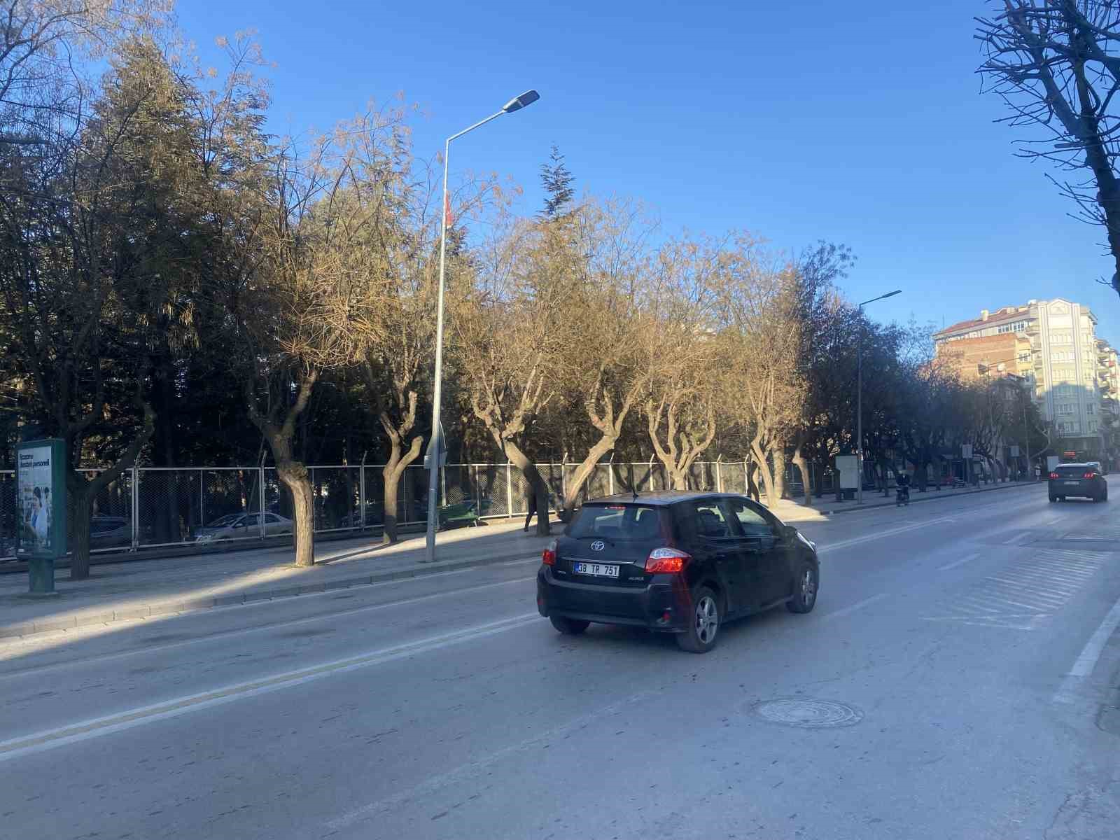 Bu aydınlatma direği onarım bekliyor
