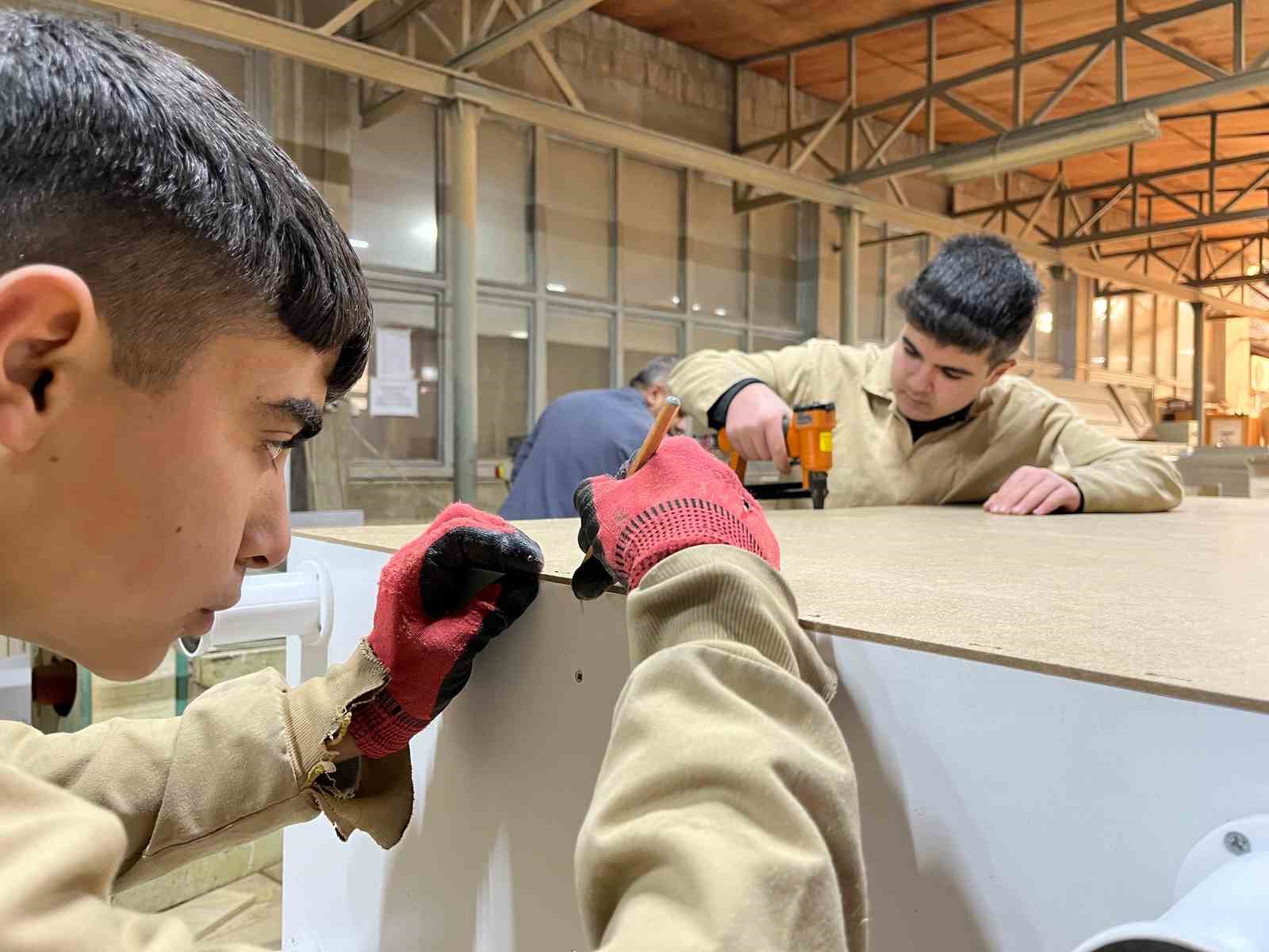 400 yataklı acil durum hastanesinin mobilyaları meslek lisesinden
