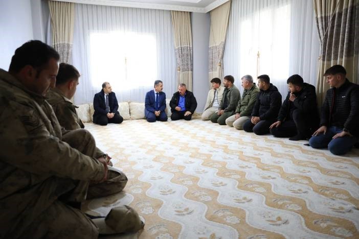 Vali Ekici, &ccedil;ığ altında kalan operat&ouml;r&uuml; ziyaret etti
