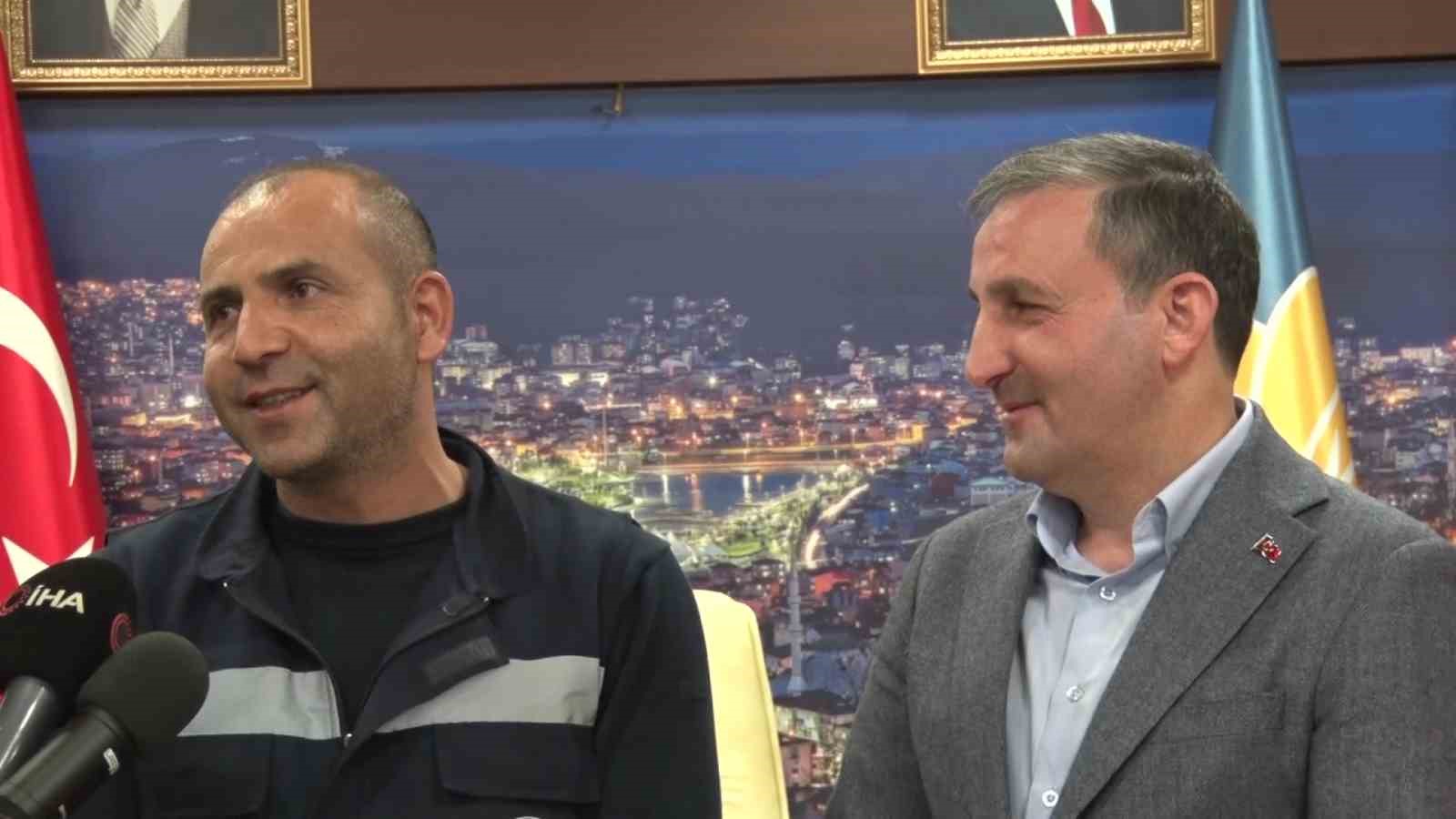 Sultanbeyli&rsquo;de g&ouml;n&uuml;lleri fetheden personele Belediye Başkanı Ali Tombaş&rsquo;tan &ouml;d&uuml;l
