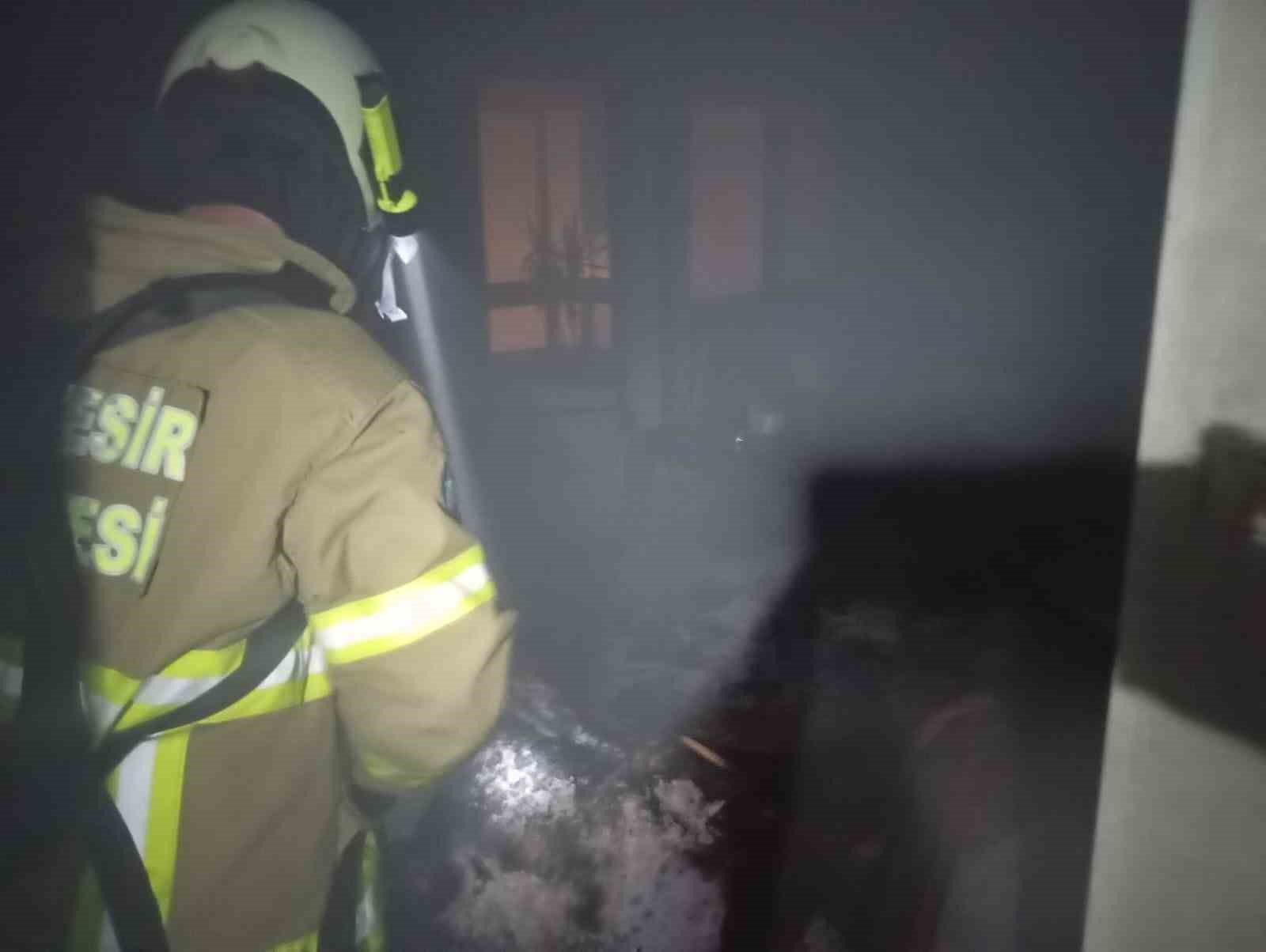 Erdek’te çakmak gazı yangına neden oldu: Alevlerin arasında kalan kedi kurtarıldı