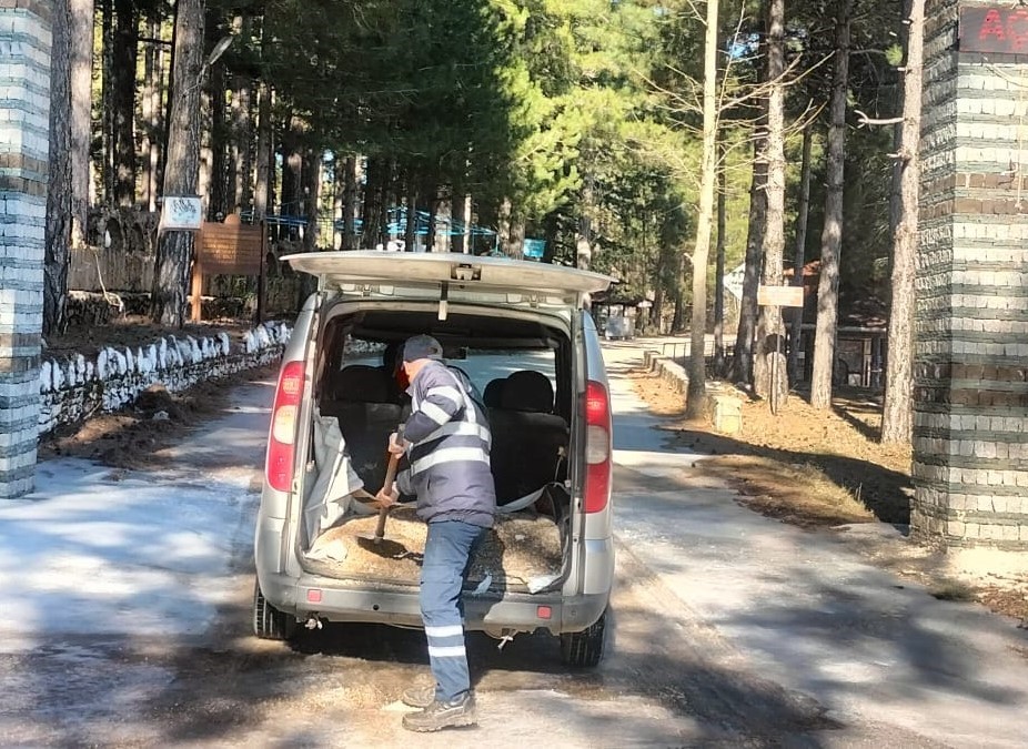 B&uuml;y&uuml;kşehir ekiplerinden buz tutan yollarda tuzlama &ccedil;alışması

