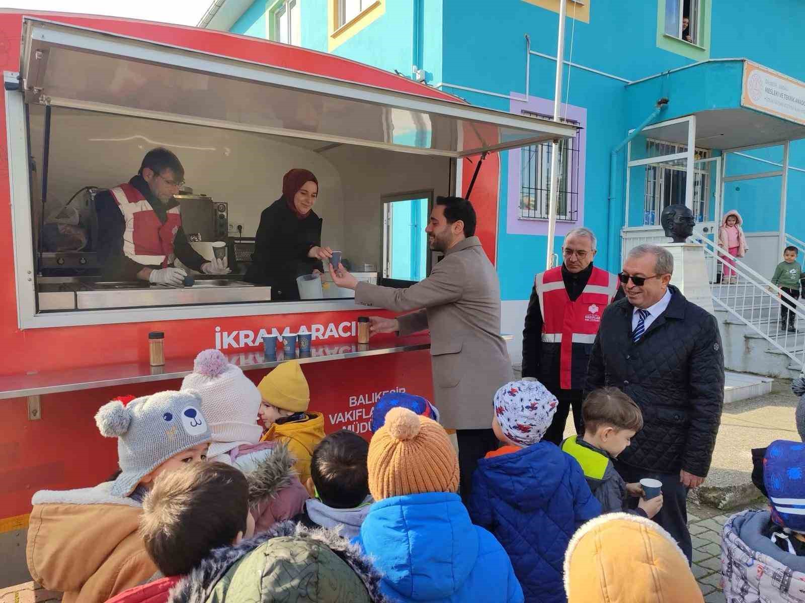 Sındırgı&rsquo;da &ouml;ğrencilere salep ikramı

