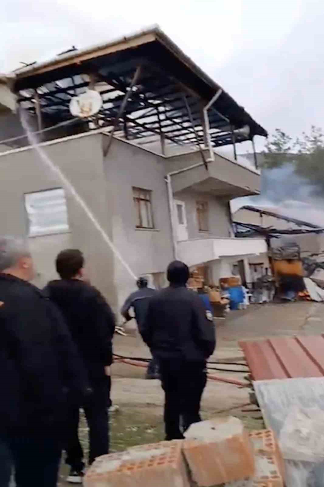 Alevlere teslim olan ev ve ahır kullanılmaz hale geldi
