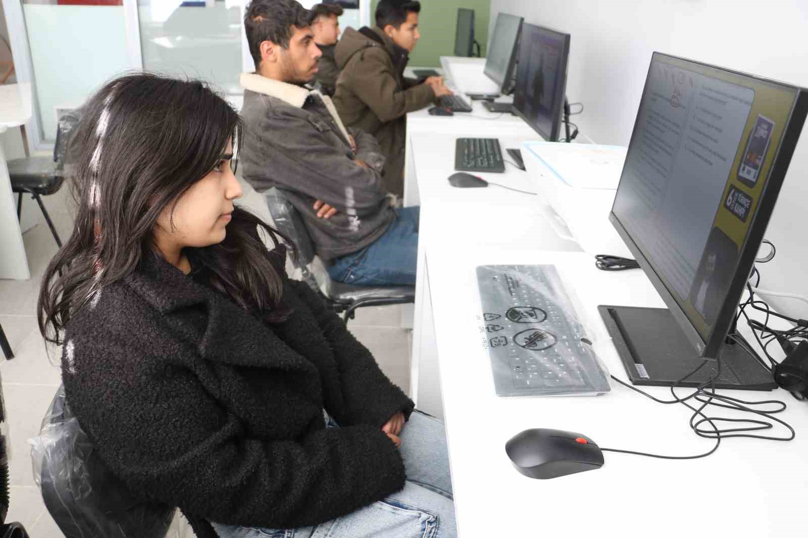 Gençler sosyal girişimcilik merkezi ile hayallerine kavuşuyor