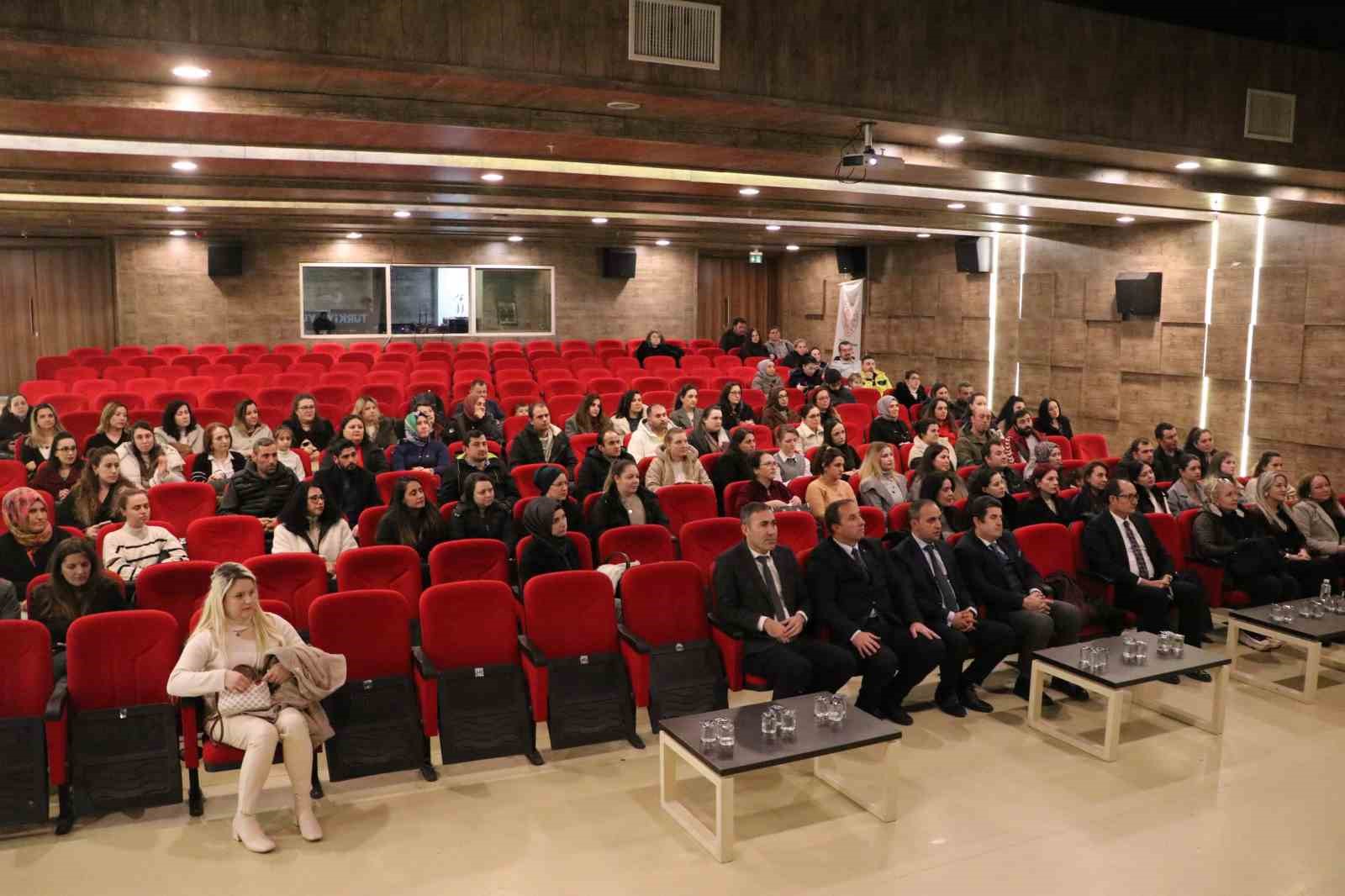 Tekirdağ&rsquo;da "T&uuml;rkiye Y&uuml;zyılı Maarif Modeli Ebeveyn Okulu"na yoğun ilgi
