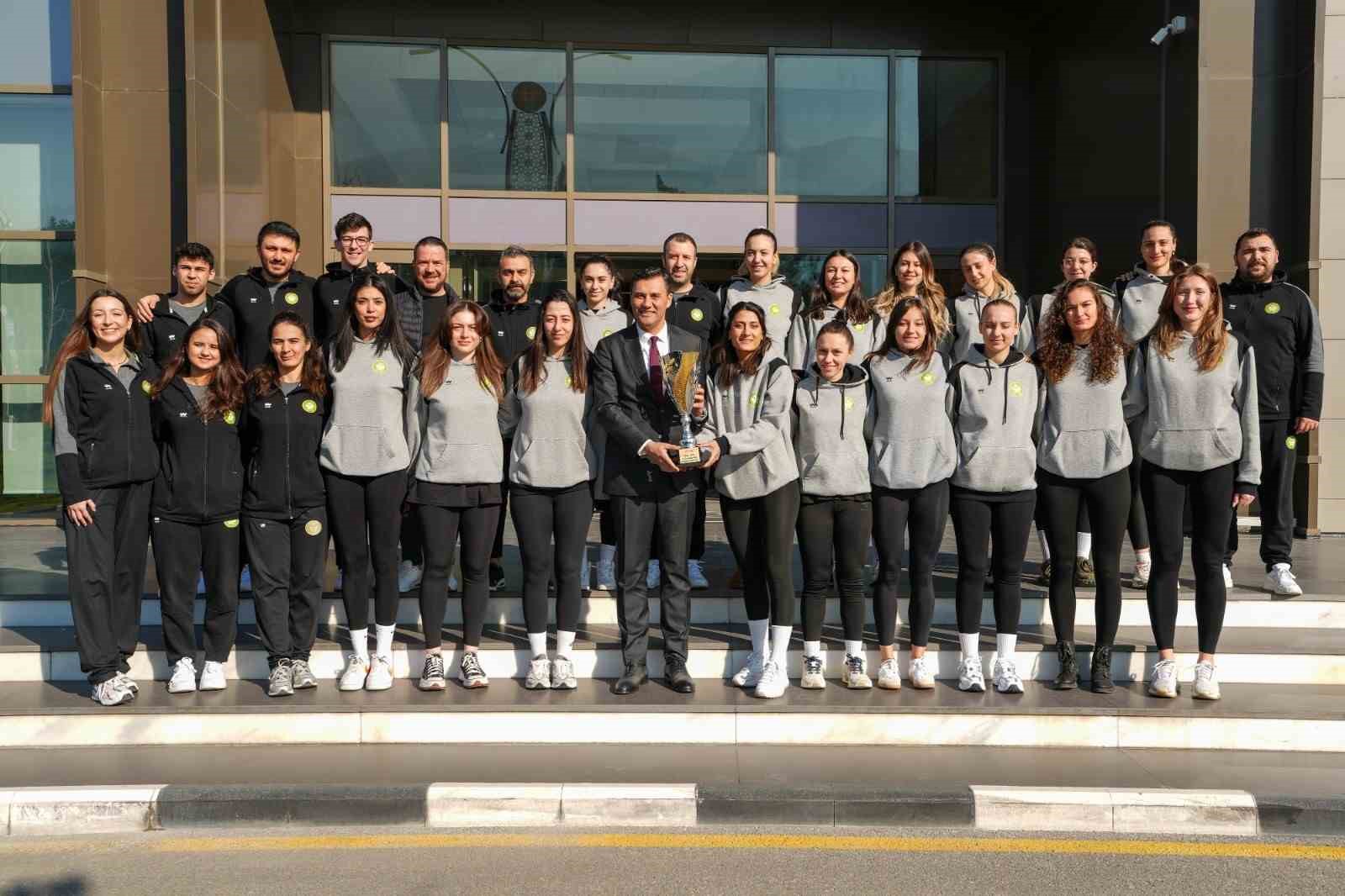 Şampiyon voleybolcular kupa ile Başkan Zeyrek’i ziyaret etti
