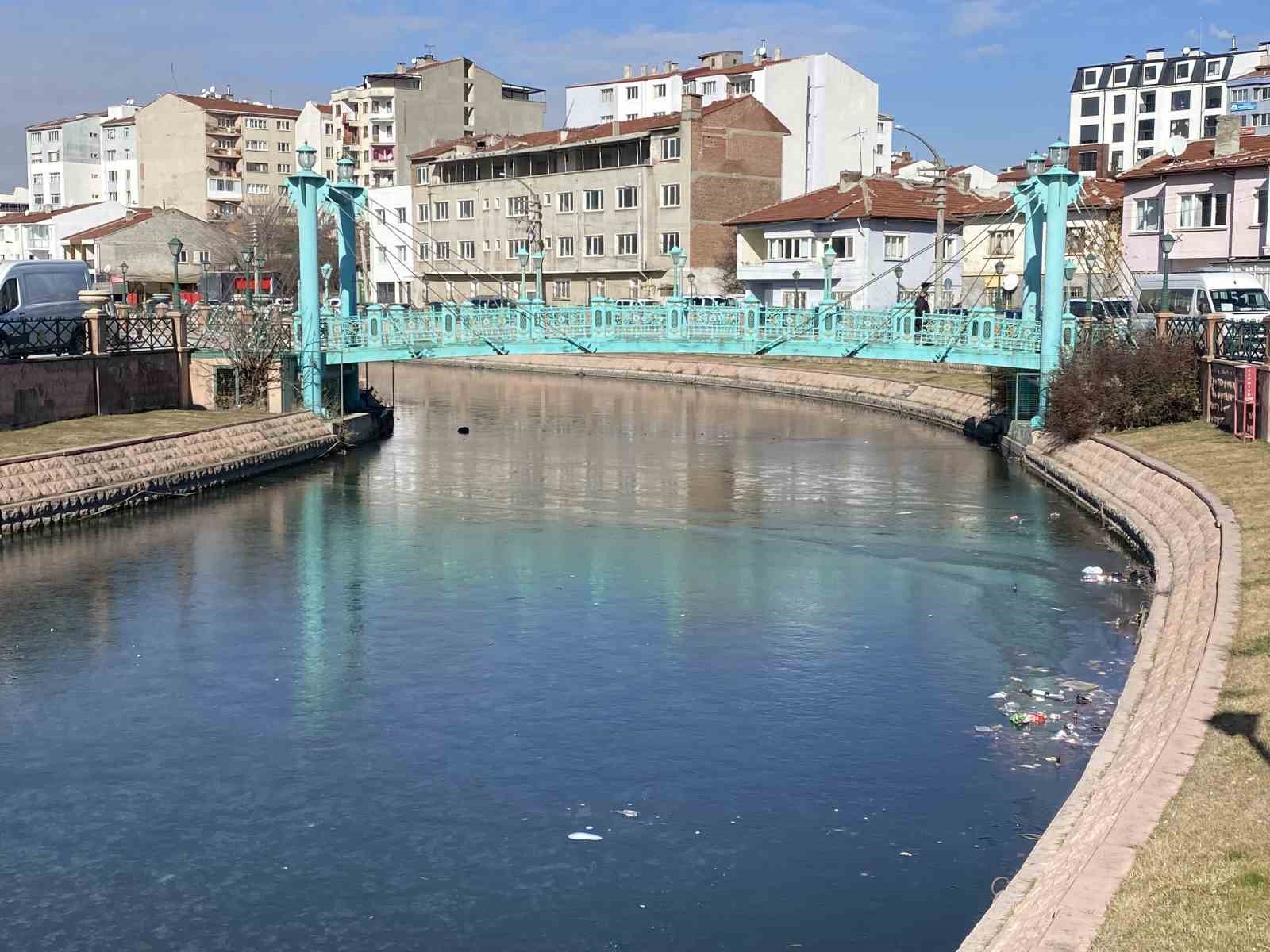 Porsuk Çayı’nda buz parçası içindeki çöplerin çirkin görüntüsü
