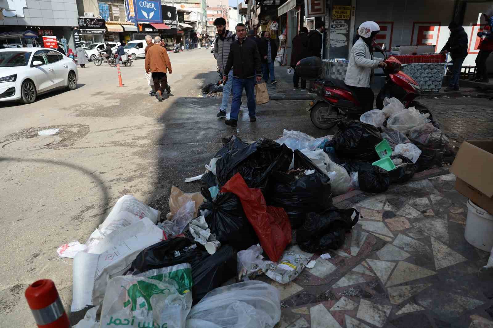 İşçiler greve gitti, sokaklar çöp doldu
