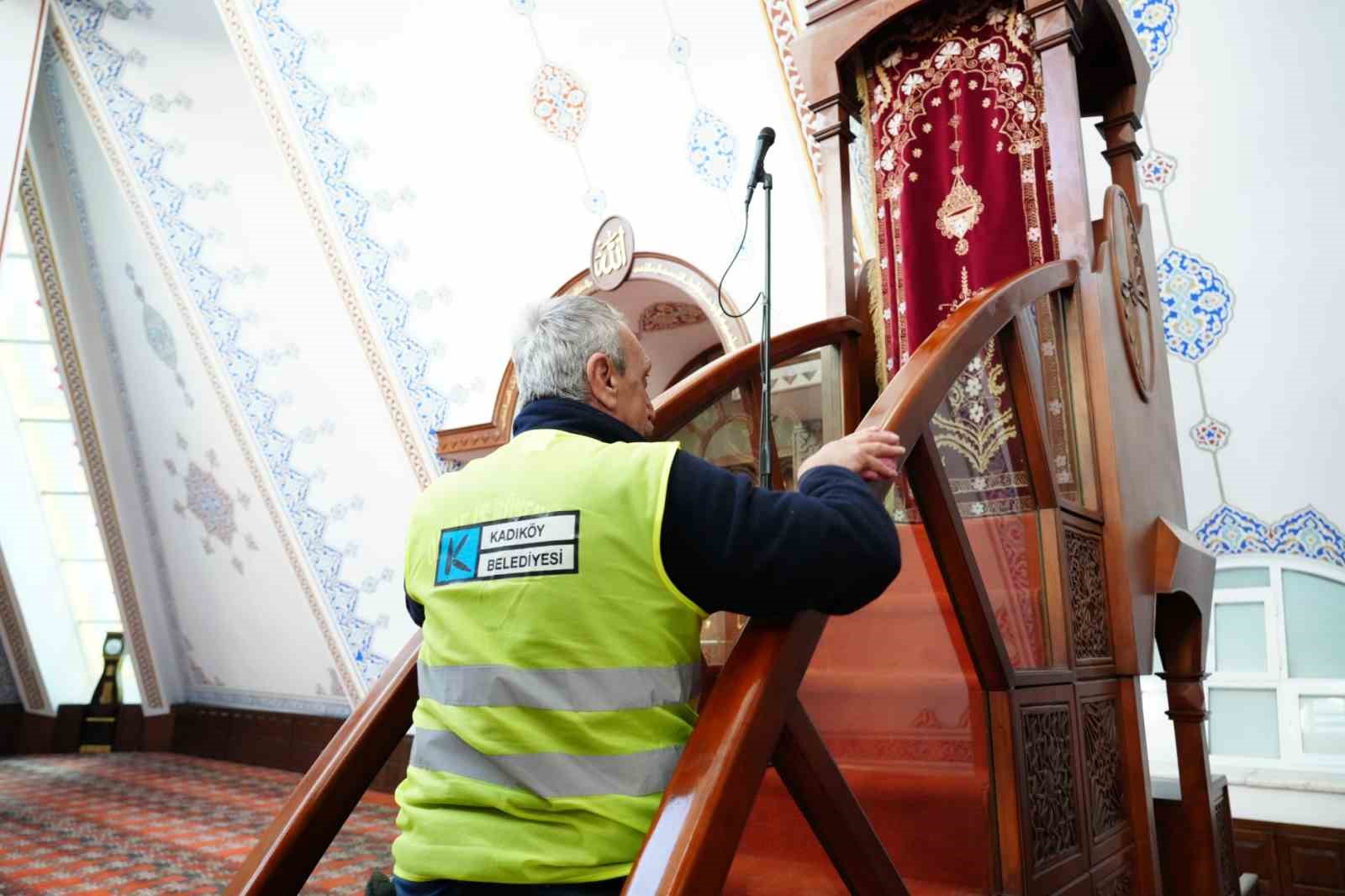 Kadıköy’deki ibadethanelerde Ramazan ayı temizliği
