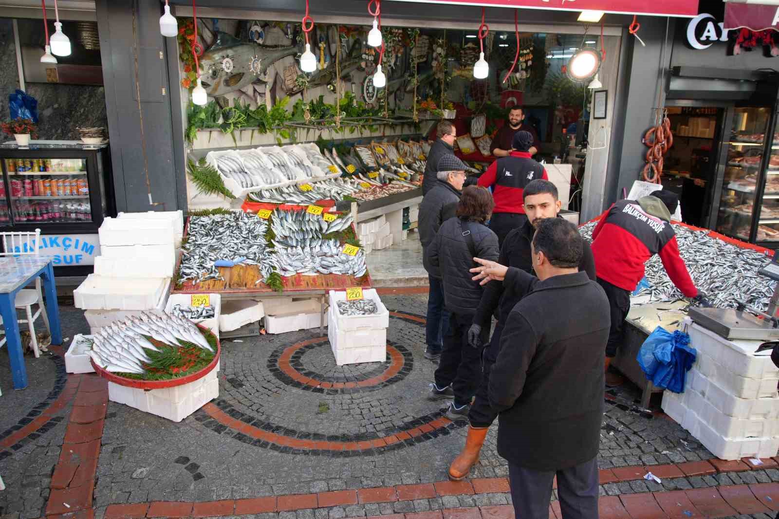 Kilosu 100 liraya düştü, tezgahlar şenlendi
