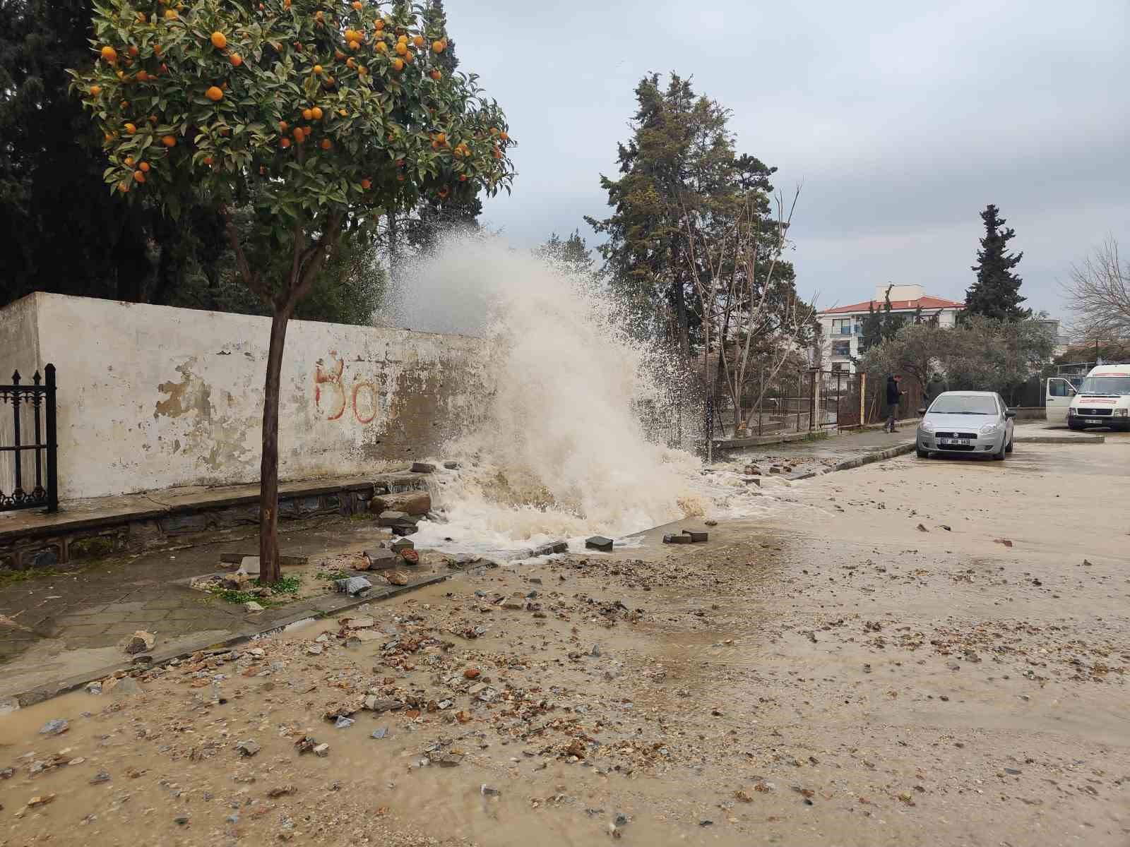 Kuşadası’nda isale hattı patladı, mezarlığı su bastı
