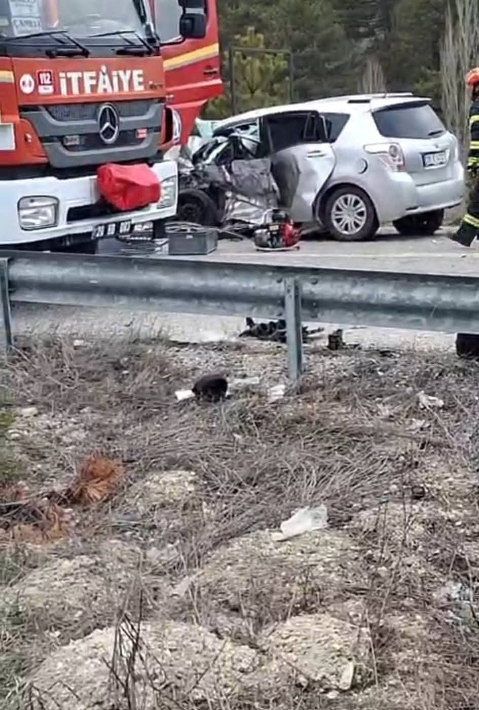 Hafif ticari araç ile otomobil kafa kafaya çarpıştı: 2 ölü, 4 yaralı 