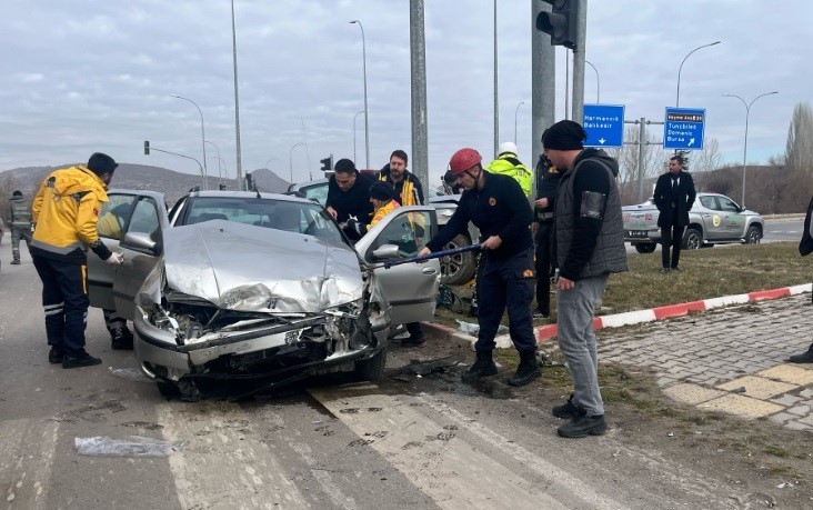 Tavşanlı&rsquo;da otomobil ile kamyonet &ccedil;arpıştı, 4 yaralı
