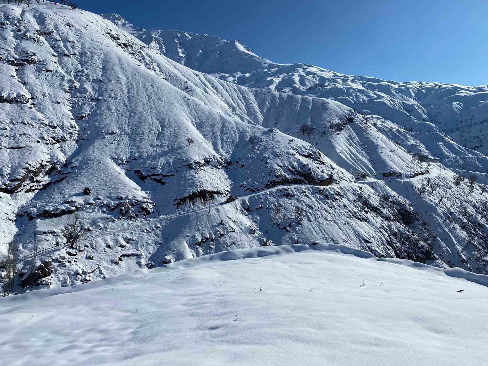Batman&rsquo;da karla kaplı mezra yolları ulaşıma a&ccedil;ıldı
