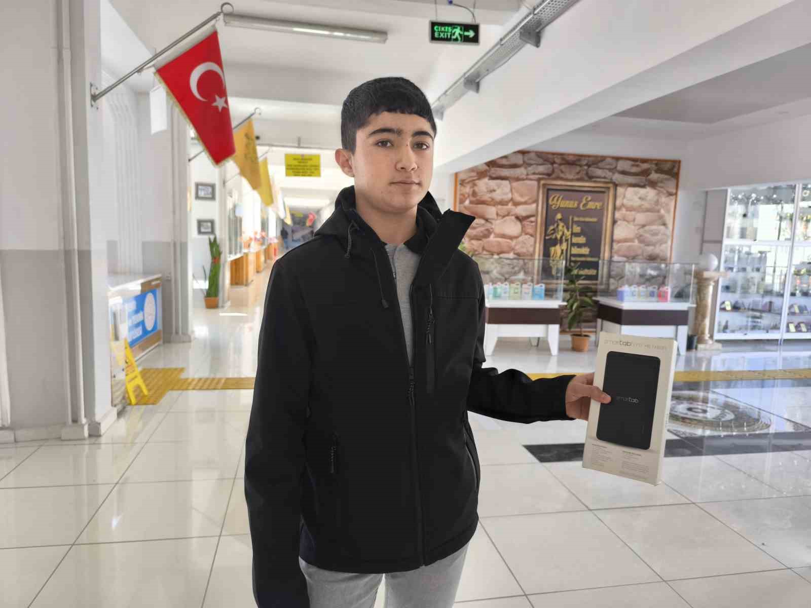 Devamsızlık yapmayan &ouml;ğrenciler &ouml;d&uuml;llendiriliyor
