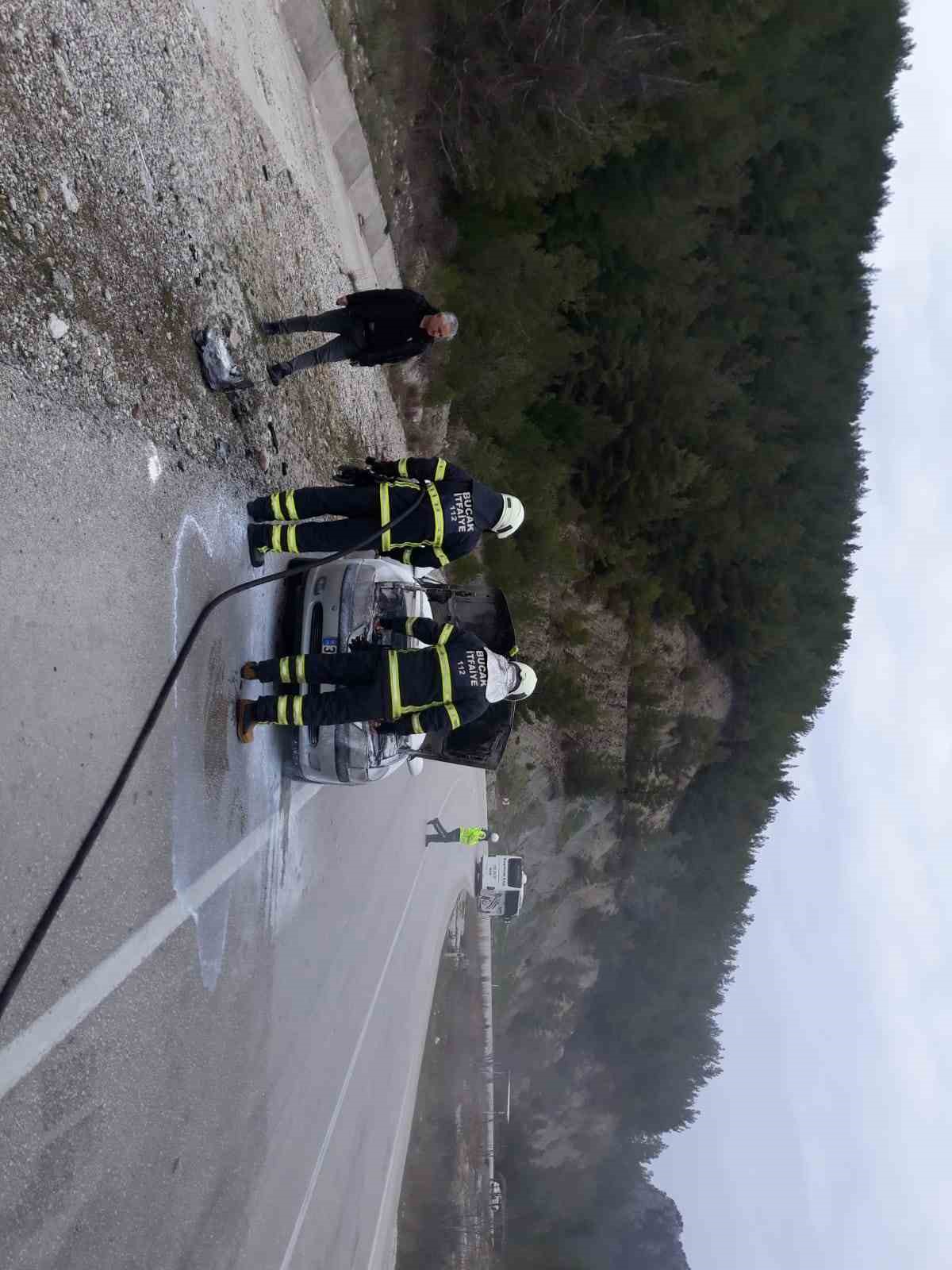 Seyir halindeyken alev alan otomobil kullanılamaz hale geldi
