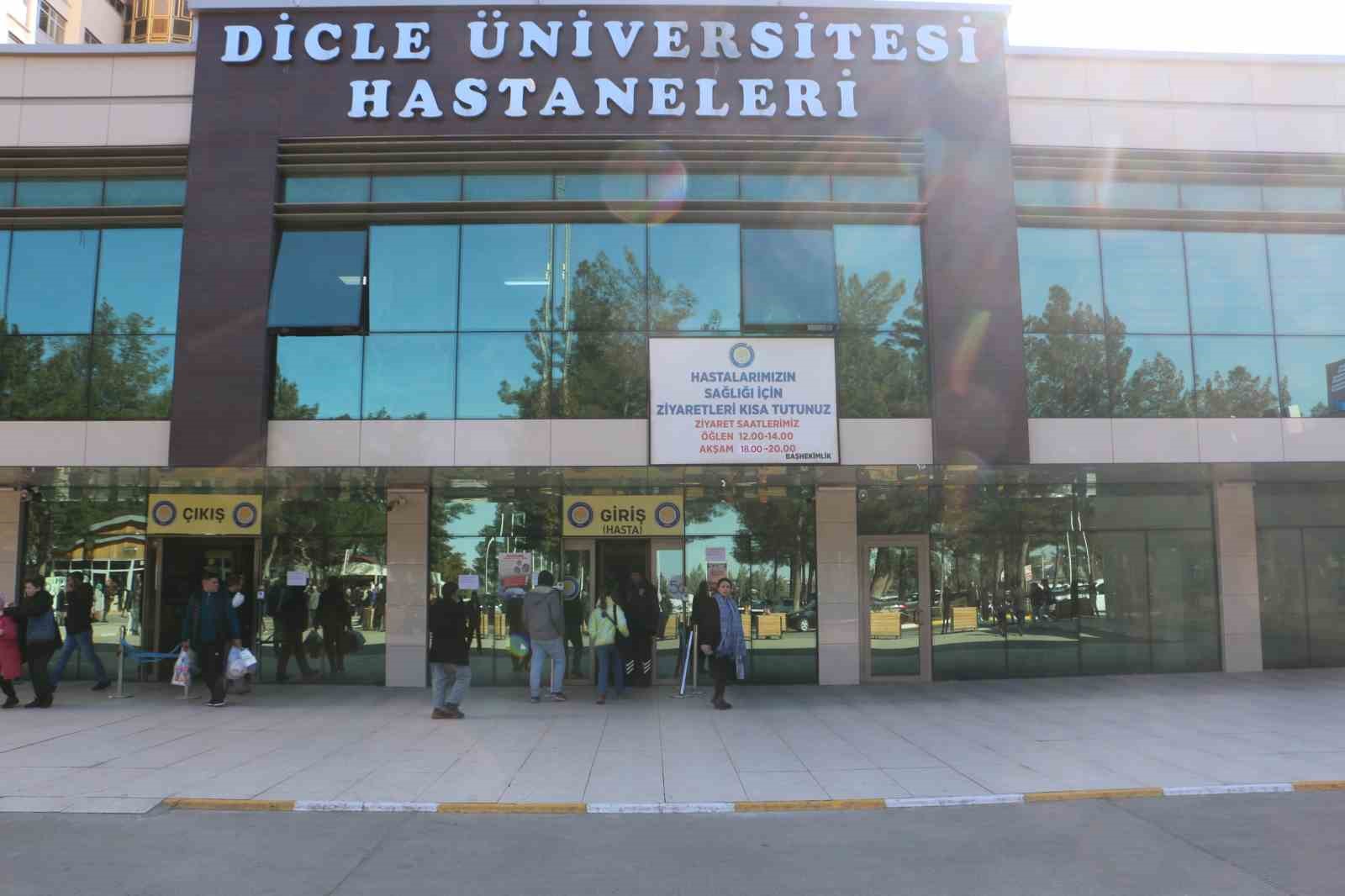 Muş’ta başına buz kütlesi düşenin çocuğun tedavisi Diyarbakır’da devam ediyor