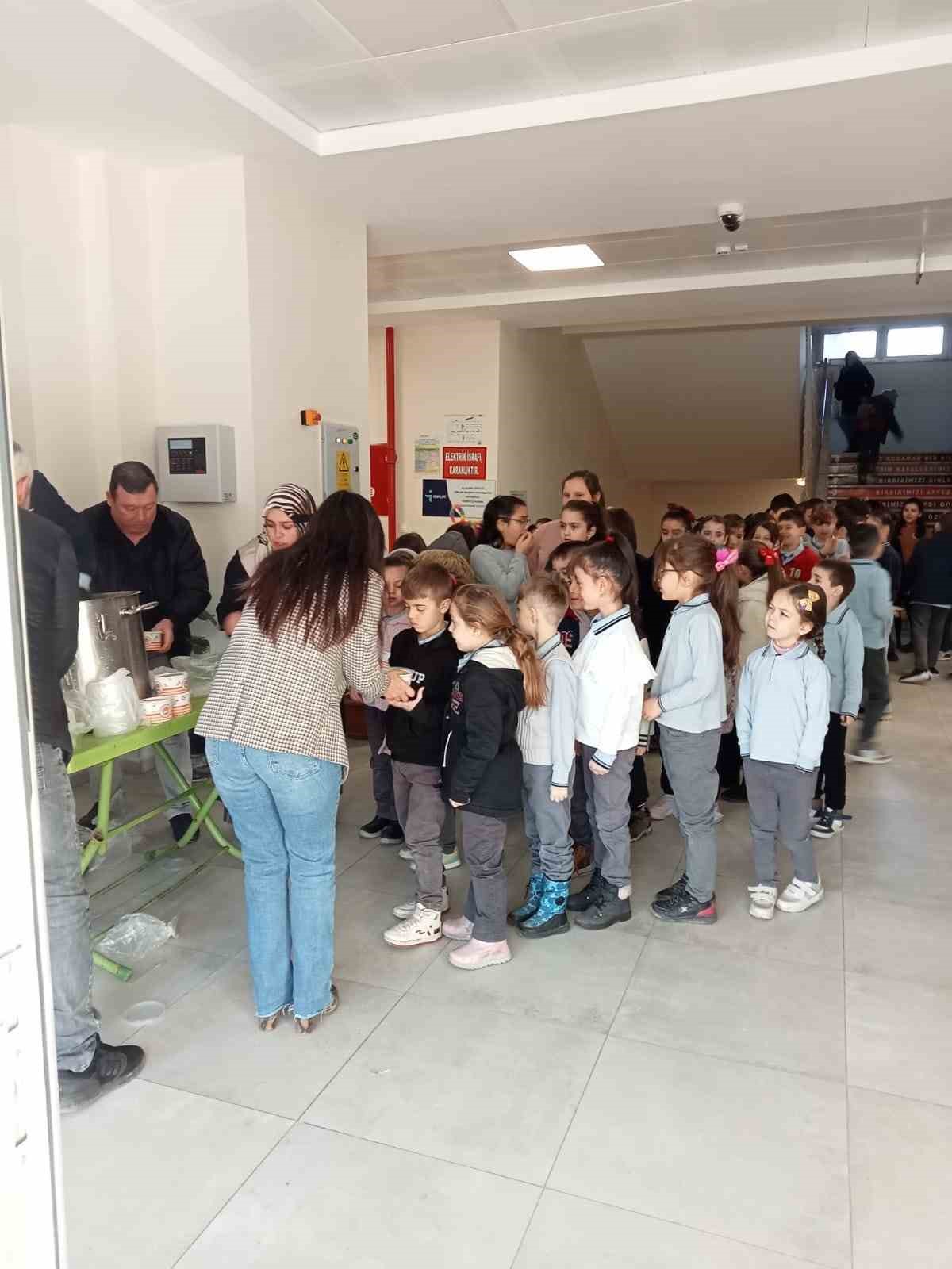 Osmaneli Belediyesi’nden soğuk kış günlerinde sıcak çorba ikramı